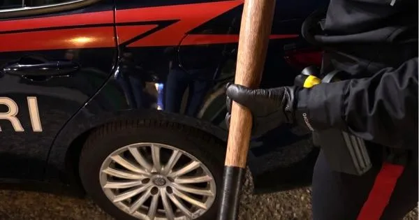 Photo: informatorevigevanese.it Pavia, mazza da baseball nascosta sotto il sedile dell